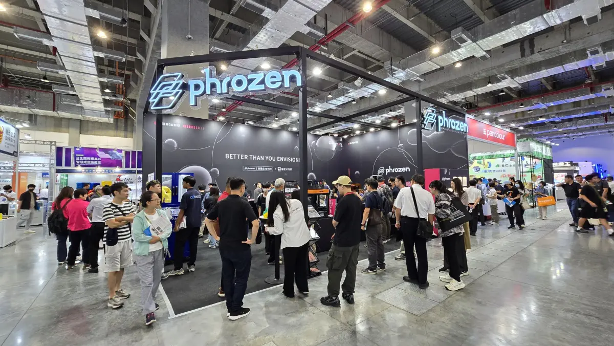 3D列印展場中的115公分航母模型全景與觀眾人潮