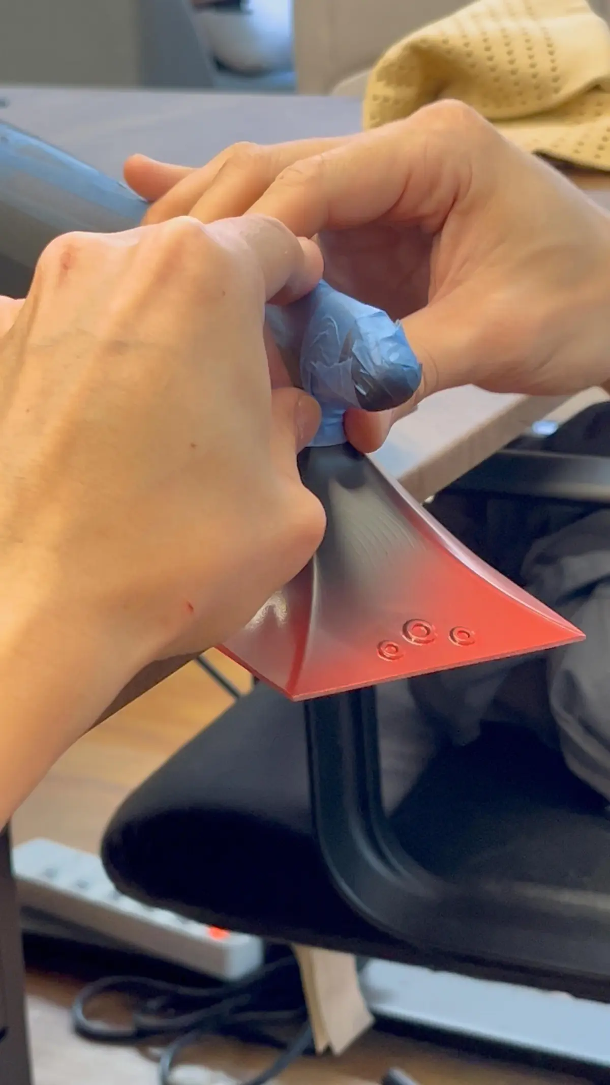 航母模型分色上漆與貼標作業的細節處理