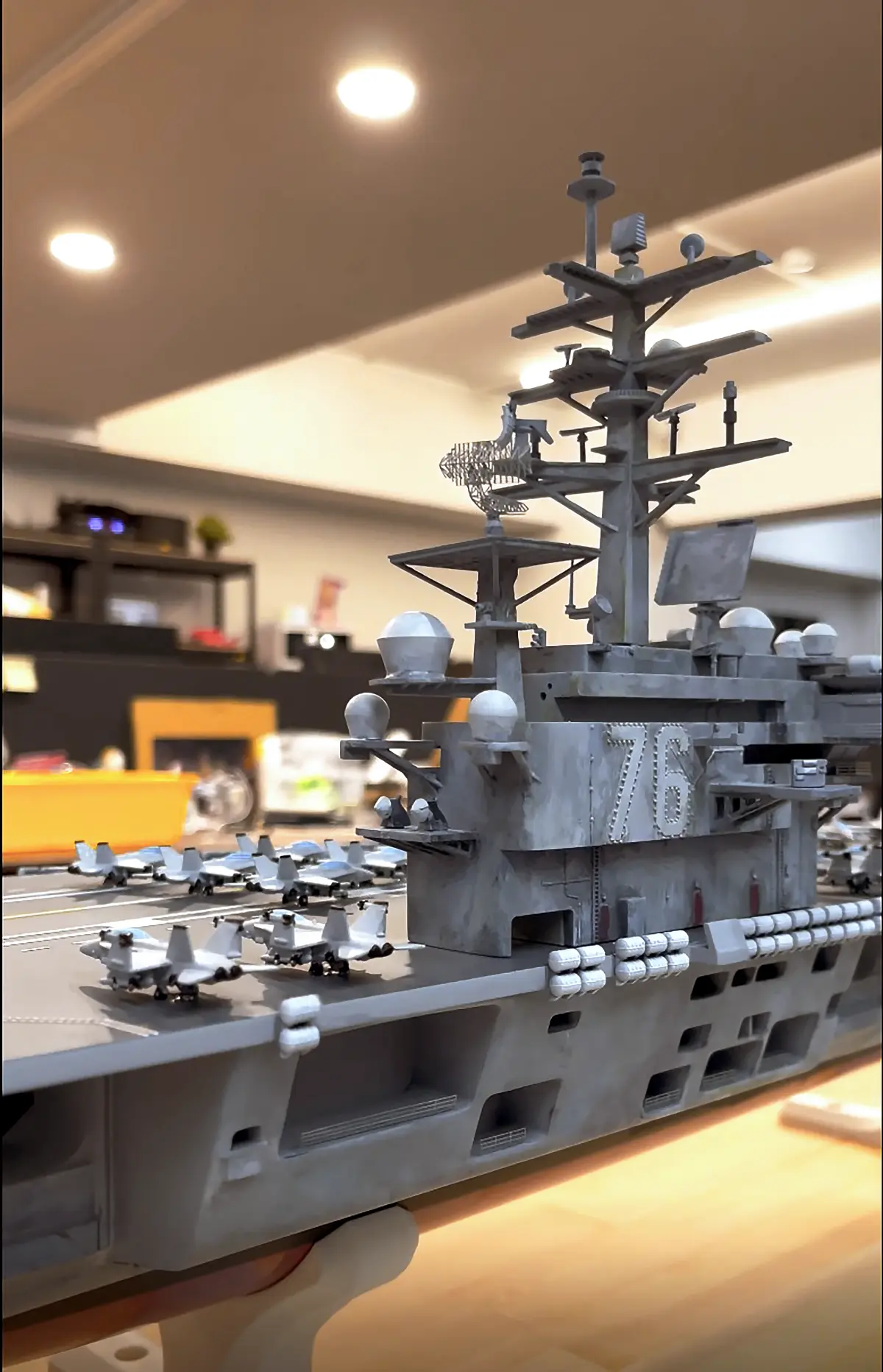 1:350航母模型艦島與欄杆細節的近距離特寫
