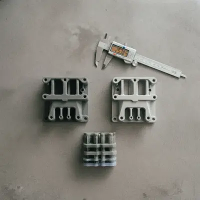 快速打樣與傳統加工比較示意，列印原型與切削加工件並排