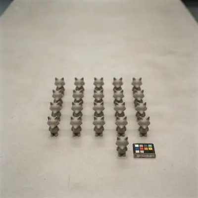 IP公仔量產批次，多件並列與色票比對的品質控管