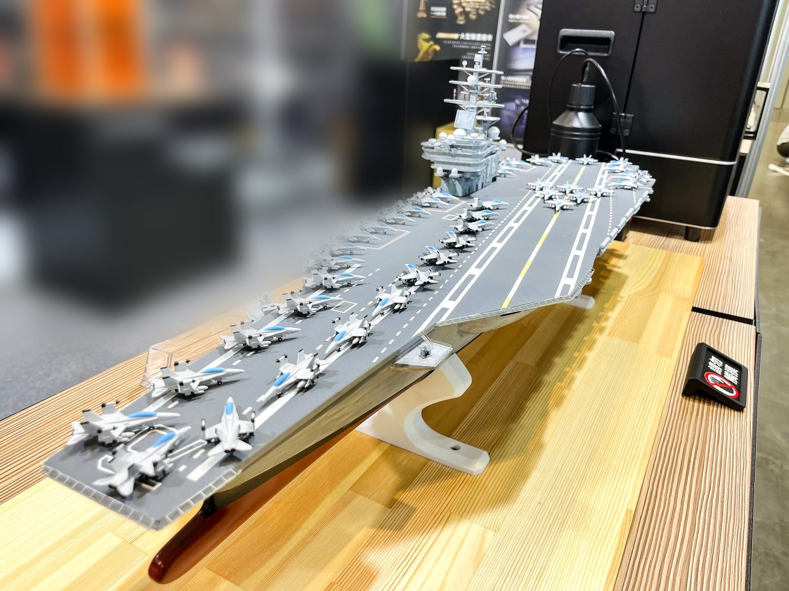 光固化分件列印的航空母艦展示模型,甲板上排滿艦載機,在展場展出