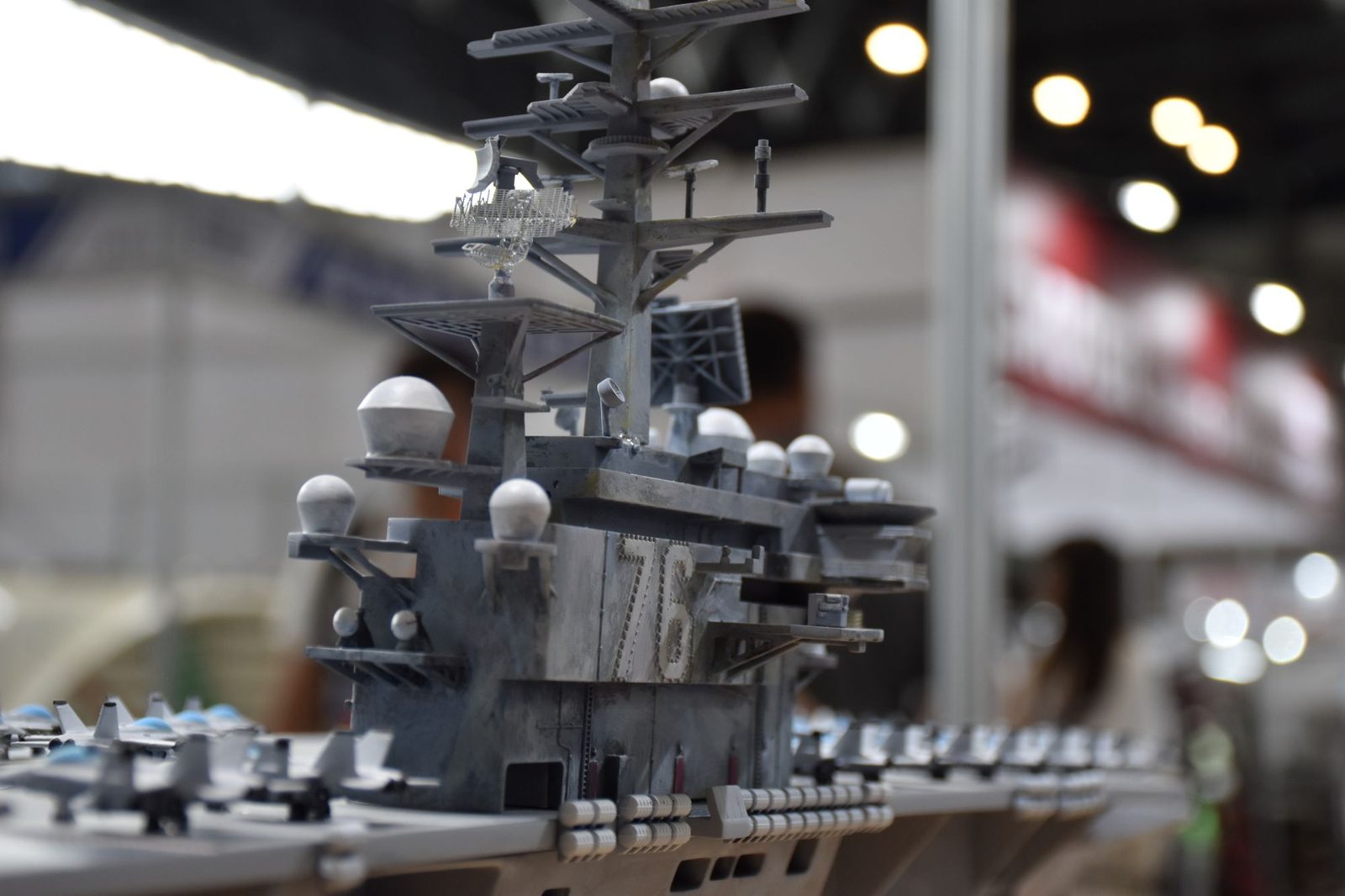 航空母艦展示模型的艦島與雷達細節特寫,手工上色